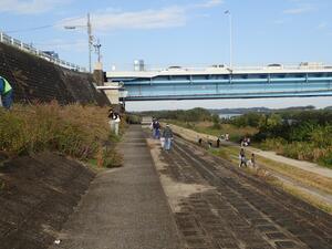 栄橋付近清掃風景