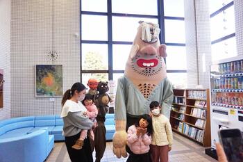 エントランスで写真を撮ってもらう子どもたちの様子2