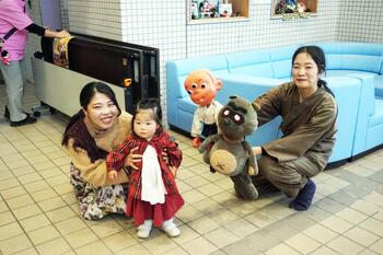 エントランスで写真を撮ってもらう子どもたちの様子