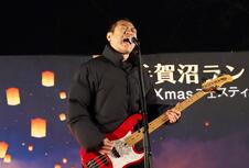 「佐賀県の歌」を歌い上げるはなわさん