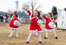 チアダンスを踊る女の子たち