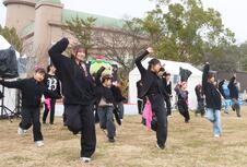 あびかちゃんと一緒にダンスする子どもたち