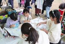 オリジナルのネイルチップを作る女の子たち