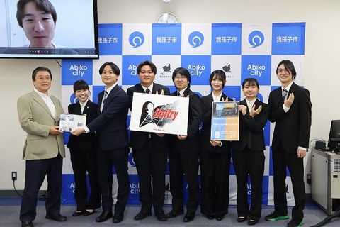 DVD寄贈の様子