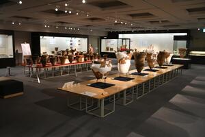 展示の全景、縄文土器が並んで展示されている