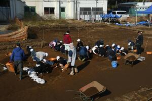 湖北小の児童の皆さんが発掘調査を体験している様子