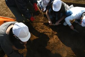 湖北小の児童の皆さんが遺構を掘る様子