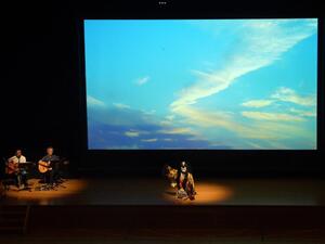 若月仙之助さんの舞と、トッシー&音楽仲間による音楽、映像のコラボレーションの様子